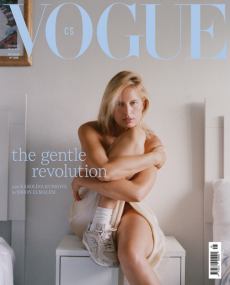 obálka časopisu VOGUE limitovaná edice 5/2026 Kůrková vsedě 