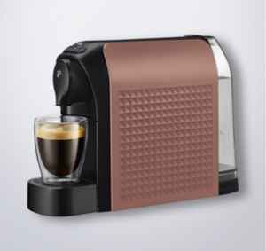 MV2207 Roční předplatné tištěné+  Kávovar Tchibo Powder Rose  . Akce platí do vyčerpání zásob a úhradě do 21.7.2022.   Bonus odesílán na plátce a pouze po ČR.   Popis produktu: Perfektní espresso, caffe crema a překapávaná káva z jednoho kávovaru. Jednoduchá příprava všech druhů kávy stisknutím tlačítka. Odnímatelný držák šálků - pro velké i malé šálky do výšky 12,5 cm. S funkcí automatického vypínání zhruba po 9 minutách. Prostorově nenáročný design, kávovar má šířku jen 12 cm. Rozmanité druhy kávy díky širokému sortimentu kapslí Tchibo. Více na www.tchibo.cz