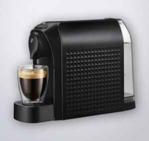 ED2202T Dvouleté předplatné tištěné+ KÁVOVAR TCHIBO CAFISSIMO DIAMOND BLACK . Nabídka platí do vyčerpání zásob a úhradě do 28.9.2022. .   Bonus je odesílán na plátce a pouze po ČR.   Perfektní espresso, caffe crema a překapávaná káva z jednoho kávovaru. Jednoduchá příprava všech druhů kávy stisknutím tlačítka. Odnímatelný držák šálků - pro velké i malé šálky do výšky 12,5 cm. S funkcí automatického vypínání zhruba po 9 minutách. Prostorově nenáročný design, kávovar má šířku jen 12 cm. Rozmanité druhy kávy díky širokému sortimentu kapslí Tchibo.
