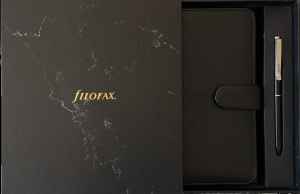 <H5>Diář Filofax - černý</H5>
Osobní diář značky Filofax.
<br>K předplatnému získáte jako dárek sadu Filofax,ve které najdete diář Saffiano ve velikosti ,,osobní'' 
a černé gumovací pero. Diář si můžete vybrat za tří barev - světle modré, černé a blush.
Dárek v hodnotě 2309 Kč/ 89,80 €
<br>Nabídka platí pouze do vyčerpání zásob. Dárek k předplatnému zasíláme na odběratele.
<br>Předplatné se řídí platnými obchodními podmínkami V24 Media s. r. o. a obchodními podmínkami SEND Předplatné.
