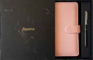  Diář Filofax - blush 
Osobní diář značky Filofax.
 K předplatnému získáte jako dárek sadu Filofax,ve které najdete diář Saffiano ve velikosti ,,osobní'' 
a černé gumovací pero. Diář si můžete vybrat za tří barev - světle modré, černé a blush.
Dárek v hodnotě 2309 Kč/ 89,80 €
 Nabídka platí pouze do vyčerpání zásob. Dárek k předplatnému zasíláme odběrateli.
 Předplatné se řídí platnými obchodními podmínkami V24 Media s. r. o. a obchodními podmínkami SEND Předplatné.
