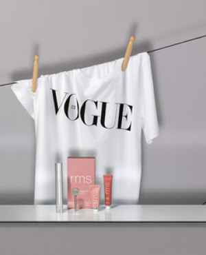  Set produktů od RMS Beauty + tričko VOGUE CS 
K předplatnému získáte jako dárek tričko s logem VOGUE CS a Clean & Bright Kit zančky RMS Beauty
v hodnotě 2000 Kč / 80 €.
 Unikátní sada RMS Beauty vybraná zakladatelkou značky Rose-Marií Swift obsahuje kromě objemové řasenky 
Straight Up Volumizing Peptide Mascara a vyživujícího balzámu na rty v odstínu Crush i dlouhotrvající 
krémové oční stíny v limitovaném odstínu Luster.
 Nabídka platí pouze do vyčerpání zásob. Dárek k předplatnému zasíláme odběrateli.  
Předplatné se řídí platnými obchodními podmínkami V24 Media s. r. o. a obchodními podmínkami SEND Předplatné.