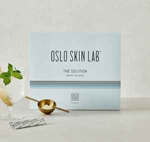BD2506B Roční předplatné tištěné+  COLLAGEN OSLO SKIN LAB  + DIGI VERZE ZDARMA. Akce platí do vyčerpání zásob.   Bonus odesílán na plátce a pouze po ČR. Nutno zadat email u odběratele!  Popis produktu: The Solution™ od Oslo Skin Lab je neochucený kolagenový prášek, který díky svému složení pomáhá zvýšit pružnost pokožky, vyhladí ji a zjemní vrásky. Má neutrální chuť i vůni. Díky tomu ho můžete smíchat s jakýmkoli jídlem nebo pitím. Klinický výzkum provedený s kolagenními peptidy obsaženými v The Solution™ prokázal jasné zlepšení při pravidelném užívání nejméně po dobu 8 týdnů. Balení obsahuje 28 sáčků 100% čistého hydrolyzovaného kolagenu typu I.) Více na  OSLOSKINLAB 

