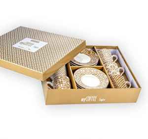 BD2512 Roční předplatné a  SADA ŠÁLKU myCOFFEE TESCOMA (6 ks) + DIGI ZDARMA. Akce platí do vyčerpání zásob a úhradě do 16.12.2025.   Bonus je odesílán na plátce a pouze po ČR. Nutno zadat email u odběratele!  Popis produktu: Šest kousků z kolekce Empire představuje elegantní kávový servis, který zaujme kombinací tradičního tvaru a atraktivního současného dekoru.
Jsou vyrobeny z tenkostěnného nového kostního porcelánu, který vyniká mimořádnou bělostí, lehkostí a zároveň vysokou odolností. Tento materiál nabízí všechny výhody klasického kostního porcelánu, ovšem s ekologičtějším přístupem – místo pravé kostní moučky obsahuje šetrný syntetický materiál. Díky tomu si můžete dopřát eleganci a kvalitu bez kompromisů. Šálky jsou vhodné do myčky, takže potěší i svou praktičností.   TESCOMA 