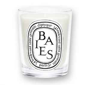 ED2504A Roční předplatné+  SVÍČKA DYPTIQUE INGREDIENTS  + DIGI VERZE ZDARMA. Akce platí do vyčerpání zásob.   Bonus odesílán na plátce a pouze po ČR.   Je nutno zadat email u odběratele! Popis produktu:  
Vonná svíčka Diptyque provoní váš domov nádhernou vůní a vytvoří tak útulnou atmosféru, díky níž se budete vždy cítit skvěle. Jak používat: Svíčku pokládejte na dostatečně tepelně odolný povrch. Nenechávejte hořet déle než 4 hodiny. Nikdy nedovolte, aby svíčka dohořela až do úplného konce. Hořící svíčku nenechávejte nikdy bez dozoru a v blízkosti lehko vznětlivých předmětů. Uchovávejte mimo dosah dětí a domácích zvířat. Nechte vždy svíčku hořet minimálně po tu dobu, než se roztaví celá horní vrstva. Předejdete tak vzniku nežádoucí prohlubně ve vosku. Pro optimální hoření doporučejeme knot pravidelně zastřihávat na doporučenou délku.