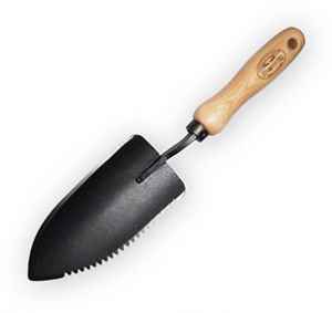 NKZ2512C Roční předplatné a  zoubkovaná lopatka DEWIT + DIGI ZDARMA. Akce platí do vyčerpání zásob a úhradě do 16.12.2025.   Bonus je odesílán na plátce a pouze po ČR. Nutno zadat email u odběratele!  Popis produktu:  Pravděpodobně nejsilnější lopatka, jakou
budete mít v životě v ruce. Ze švédské oceli
a evropského jasanového dřeva. Je v
provedení welldone, což je u této značky
známkou nezničitelnosti, a z jedné strany ji výrobce
vybavil ostrými zoubky, které pomohou s přeříznutím
menších kořenů v zemi nebo otevřením pytle se
substrátem.  Více na  POPOROSTEM    
 