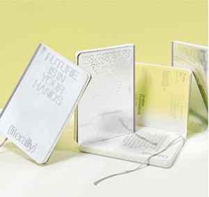 EL2601D Půlroční předplatné tištěné+  TÝDENNÍ DIÁŘ PAPELOTE FUTURE + DIGI VERZE ZDARMA. Akce platí do vyčerpání zásob a úhradě do 14.1.2026.   Bonus odesílán na plátce a pouze po ČR. Nutno zadat email u odběratele!  Popis produktu: Diář o budoucnosti od trendspotterky Pavlíny Louženské vznikl proto,
aby se stal vaším průvodcem – tím nejpovolanějším, jakého si můžete přát. Na stříbrném podnose vám naservíruje trendy, které stojí za pozornost. Nabídne nové úhly pohledu. Připomene, že o tom, kam směřujete, se rozhodujete na bázi všedního dne. A že budoucnost není abstrakce, ale rozhodnutí, které máte ve svých rukou (doslova). Více na  PAPELOTE  
