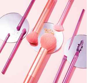 EL2602 Roční předplatné tištěné+  SADA ŠTĚTCŮ REAL TECHNIQUES + DIGI VERZE ZDARMA. Akce platí do vyčerpání zásob a úhradě do 18.2.2026.   Bonus odesílán na plátce a pouze po ČR. Nutno zadat email u odběratele!  Popis produktu: Krásný, přirozený a dlouhotrvající make-up zvládnete hlavně díky kvalitním štětcům! Získejte k předplatnému
ty od Real Techniques! Se sadou 9 kosmetických štětců Real Techniques Insta Artist Brush Set se totiž líčení
stane hračkou. Podkladová báze, make-up, tvářenka, oční stíny, korektor, rozjasňovač… Ať už vaše pleť ke
své dokonalosti potřebuje jakýkoliv produkt z dekorativní kosmetiky, v této sadě najdete vždy ten správný
štětec pro jeho nanášení. Pro milovníky kosmetických houbiček k předplatnému přidáváme zázračnou
houbičku, díky které budete mít nanesený make-up s úplným krytím a navíc bez šmouh! Praktické pouzdro
ochrání houbičku nejen při cestování! Více na  KUPKOSMETIKU  