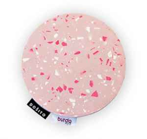 BUR26VR3_R<br>Roční obnova s bonusem <b>RŮŽOVÝ JEHELNÍČEK</b>.<br> Nabídka platí pro obnovu, bez přerušení odběru na více než 3 vydání.<br><i>Bonus je odesílán na plátce a pouze po ČR</i><br>Popis produktu: Tento ručně vyráběný magnetický jehelníček promění šití v ještě větší radost. Díky třem extra silným neodymovým magnetům zůstanou všechny
špendlíky a kovové pomůcky bezpečně na místě. Je dostatečně velký i pro další nezbytnosti jako třeba páráček nebo malé nůžky, takže budete mít
vše na dosah a váš pracovní stůl bude dokonale přehledný. Každý kus je naprostý originál s jedinečným terrazzo vzorem, který dodává jehelníčku
jedinečnou podobu. Pro ochranu nábytku je spodní strana opatřena měkkou filcovou podložkou. Průměr: 13 cm.