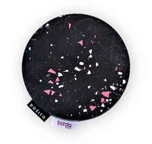 BUR26VR3_C<br>Roční obnova s bonusem <b>ČERNÝ JEHELNÍČEK</b>.<br> Nabídka platí pro obnovu, bez přerušení odběru na více než 3 vydání.<br><i>Bonus je odesílán na plátce a pouze po ČR</i><br>Popis produktu: Tento ručně vyráběný magnetický jehelníček promění šití v ještě větší radost. Díky třem extra silným neodymovým magnetům zůstanou všechny
špendlíky a kovové pomůcky bezpečně na místě. Je dostatečně velký i pro další nezbytnosti jako třeba páráček nebo malé nůžky, takže budete mít
vše na dosah a váš pracovní stůl bude dokonale přehledný. Každý kus je naprostý originál s jedinečným terrazzo vzorem, který dodává jehelníčku
jedinečnou podobu. Pro ochranu nábytku je spodní strana opatřena měkkou filcovou podložkou. Průměr: 13 cm.