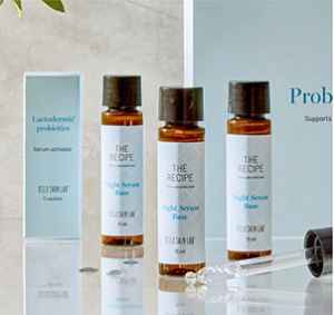 EL2604 Roční předplatné tištěné+  Probiotic Night Serum Kit FOR SLOW-AGING SKIN + DIGI VERZE ZDARMA. Akce platí do vyčerpání zásob a úhradě do 22.4.2026.   Bonus odesílán na plátce a pouze po ČR. Nutno zadat email u odběratele!  Popis produktu:  Objevte sílu živých probiotik se sadou Probiotic Night Serum Kit, která je skutečnou inovací v péči o pleť. Složení obsahuje
náš jedinečný komplex Lactodermis®, kombinaci tří aktivních probiotických kmenů, uchovaných v jednorázových sáčcích
pro zachování účinku. Před použitím smíchejte obsah sáčku se sérem na bázi kyseliny hyaluronové, čímž aktivujete
probiotika a získáte sérum s plným účinkem na 10 dní.
Čerstvě aktivovaná probiotika posilují přirozenou rovnováhu vaší pokožky přes noc a pomáhají jí lépe odolávat vnějším
vlivům. Kyselina hyaluronová zároveň uzamyká vlhkost, čímž zajišťuje dlouhodobou výživu a zářivou, svěží pleť. Více na  OSLOSKINLAB   