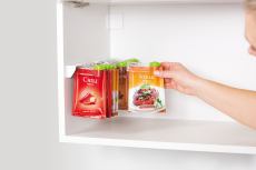 Pořiďte si předplatné a získejte dárek  násypky pro sáčky s kořením.  Vaření bez koření? Nemyslitelné! Čím více chuťových možností, tím lépe. Ale kam se vším kořením? Uložte své voňavé poklady stylově a hlavně prakticky pomocí násypek pro sáčky s kořením a šikovné závěsné lišty.V čem jsou násypky pro sáčky s kořením SEASON výjimečné?Umožňují velmi úsporné a současně efektní uskladnění koření bez nutnosti přesypávání obsahu ze sáčků do skleniček či dóz. Díky tomu je koření uloženo přehledně a zabere v kuchyňské lince minimum místa.   Akce se vztahuje pouze na nové předplatitele (nejdříve po 6 měsících od ukončení posledního předplatného). Objednávku je třeba realizovat do 22.4.2026 a zaplatit do 29.4.2026; zaplacením se rozumí připsání částky na náš bankovní účet. Po skončení akce Vám zašleme dárek. V případě vyčerpání zásob obdržíte náhradní dárek.